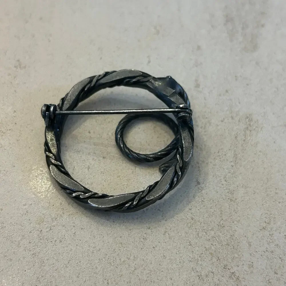 Vintage Antiqued Silver-Tone Lasso Brooch – Western Rope Swirl Figural Pin